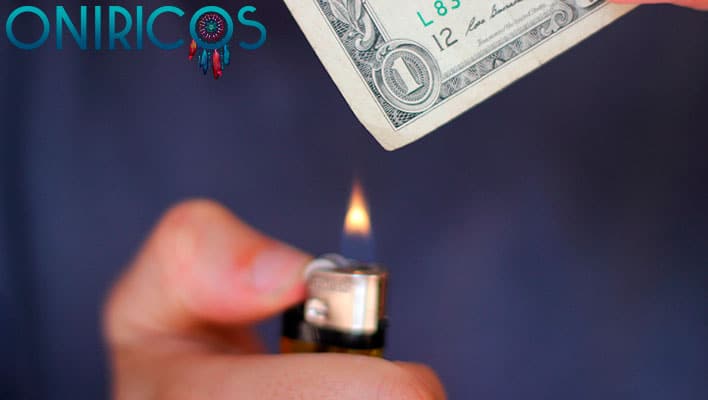 soñar con quemar dinero